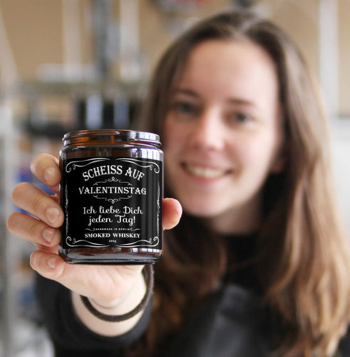 Valentinstag Geschenk mal anders: Personalisierte Duftkerzen mit einem Augenzwinkern