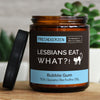 lesbians eat what?! | https://frechekerzen.s3.eu-central-1.amazonaws.com/release/250ml+GROSS/lgbtq/lesbian/images/bubble/main-live.jpg FRECHEKERZEN, Witzige Sojawachs Duftkerze mit frechem Spruch und aufregendem Duft, ideal als lustiges handgemachtes Geschenk