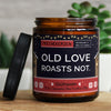 old love roasts not. | https://frechekerzen.s3.eu-central-1.amazonaws.com/release/250ml+GROSS/denglisch/images/gluwein/main-live.jpg FRECHEKERZEN, Witzige Sojawachs Duftkerze mit frechem Spruch und aufregendem Duft, ideal als lustiges handgemachtes Geschenk