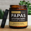 papas letzter nerv. oh sieh nur... er brennt.| https://frechekerzen.s3.eu-central-1.amazonaws.com/release/250ml+GROSS/eltern/papa/images/vanille/main-live.jpg FRECHEKERZEN, Witzige Sojawachs Duftkerze mit frechem Spruch und aufregendem Duft, ideal als lustiges handgemachtes Geschenk