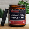 lesbians eat what?! | https://frechekerzen.s3.eu-central-1.amazonaws.com/release/250ml+GROSS/lgbtq/lesbian/images/gluwein/main-live.jpg FRECHEKERZEN, Witzige Sojawachs Duftkerze mit frechem Spruch und aufregendem Duft, ideal als lustiges handgemachtes Geschenk