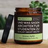 und was sagen architektur studenten zu schlaf? nicht heute! | https://frechekerzen.s3.eu-central-1.amazonaws.com/release/250ml+GROSS/ausbildung/studenten/images/greenap/main-live.jpg FRECHEKERZEN, Witzige Sojawachs Duftkerze mit frechem Spruch und aufregendem Duft, ideal als lustiges handgemachtes Geschenk