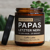 papas letzter nerv. oh sieh nur... er brennt.| https://frechekerzen.s3.eu-central-1.amazonaws.com/release/250ml+GROSS/eltern/papa/images/latte/main-live.jpg FRECHEKERZEN, Witzige Sojawachs Duftkerze mit frechem Spruch und aufregendem Duft, ideal als lustiges handgemachtes Geschenk