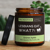 lesbians eat what?! | https://frechekerzen.s3.eu-central-1.amazonaws.com/release/250ml+GROSS/lgbtq/lesbian/images/greenap/main-live.jpg FRECHEKERZEN, Witzige Sojawachs Duftkerze mit frechem Spruch und aufregendem Duft, ideal als lustiges handgemachtes Geschenk