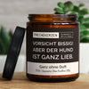 vorsicht bissig! aber der hund ist ganz lieb. | https://frechekerzen.s3.eu-central-1.amazonaws.com/release/250ml+GROSS/hunde/images/ohneduf/main-live.jpg FRECHEKERZEN, Witzige Sojawachs Duftkerze mit frechem Spruch und aufregendem Duft, ideal als lustiges handgemachtes Geschenk