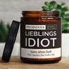 lieblings idiot | https://frechekerzen.s3.eu-central-1.amazonaws.com/release/250ml+GROSS/partner/mann/images/ohneduf/main-live.jpg FRECHEKERZEN, Witzige Sojawachs Duftkerze mit frechem Spruch und aufregendem Duft, ideal als lustiges handgemachtes Geschenk