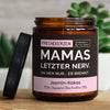 mamas letzter nerv. oh sieh nur... er brennt.| https://frechekerzen.s3.eu-central-1.amazonaws.com/release/250ml+GROSS/eltern/mama/images/cocojas/main-live.jpg FRECHEKERZEN, Witzige Sojawachs Duftkerze mit frechem Spruch und aufregendem Duft, ideal als lustiges handgemachtes Geschenk