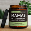 mamas letzter nerv. oh sieh nur... er brennt.| https://frechekerzen.s3.eu-central-1.amazonaws.com/release/250ml+GROSS/eltern/mama/images/greenap/main-live.jpg FRECHEKERZEN, Witzige Sojawachs Duftkerze mit frechem Spruch und aufregendem Duft, ideal als lustiges handgemachtes Geschenk