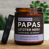 papas letzter nerv. oh sieh nur... er brennt.| https://frechekerzen.s3.eu-central-1.amazonaws.com/release/250ml+GROSS/eltern/papa/images/laveis/main-live.jpg FRECHEKERZEN, Witzige Sojawachs Duftkerze mit frechem Spruch und aufregendem Duft, ideal als lustiges handgemachtes Geschenk