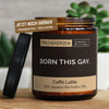 born this gay. | lgbtq/images/latte/main-live.jpg FRECHEKERZEN, Witzige Sojawachs Duftkerze mit frechem Spruch und aufregendem Duft, ideal als lustiges handgemachtes Geschenk