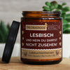 lesbisch und nein du darfst nicht zusehen! | https://frechekerzen.s3.eu-central-1.amazonaws.com/release/250ml+GROSS/lgbtq/lesbian/images/ginger/main-live.jpg FRECHEKERZEN, Witzige Sojawachs Duftkerze mit frechem Spruch und aufregendem Duft, ideal als lustiges handgemachtes Geschenk