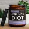 lieblings idiot | https://frechekerzen.s3.eu-central-1.amazonaws.com/release/250ml+GROSS/partner/mann/images/laveis/main-live.jpg FRECHEKERZEN, Witzige Sojawachs Duftkerze mit frechem Spruch und aufregendem Duft, ideal als lustiges handgemachtes Geschenk