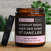 vorsicht bissig! aber der hund ist ganz lieb. | https://frechekerzen.s3.eu-central-1.amazonaws.com/release/250ml+GROSS/hunde/images/cocojas/main-live.jpg FRECHEKERZEN, Witzige Sojawachs Duftkerze mit frechem Spruch und aufregendem Duft, ideal als lustiges handgemachtes Geschenk