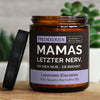 mamas letzter nerv. oh sieh nur... er brennt.| https://frechekerzen.s3.eu-central-1.amazonaws.com/release/250ml+GROSS/eltern/mama/images/laveis/main-live.jpg FRECHEKERZEN, Witzige Sojawachs Duftkerze mit frechem Spruch und aufregendem Duft, ideal als lustiges handgemachtes Geschenk