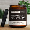 lesbians eat what?! | https://frechekerzen.s3.eu-central-1.amazonaws.com/release/250ml+GROSS/lgbtq/lesbian/images/ohneduf/main-live.jpg FRECHEKERZEN, Witzige Sojawachs Duftkerze mit frechem Spruch und aufregendem Duft, ideal als lustiges handgemachtes Geschenk