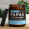 papas letzter nerv. oh sieh nur... er brennt.| https://frechekerzen.s3.eu-central-1.amazonaws.com/release/250ml+GROSS/eltern/papa/images/bubble/main-live.jpg FRECHEKERZEN, Witzige Sojawachs Duftkerze mit frechem Spruch und aufregendem Duft, ideal als lustiges handgemachtes Geschenk