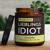 lieblings idiot | https://frechekerzen.s3.eu-central-1.amazonaws.com/release/250ml+GROSS/partner/mann/images/citrona/main-live.jpg FRECHEKERZEN, Witzige Sojawachs Duftkerze mit frechem Spruch und aufregendem Duft, ideal als lustiges handgemachtes Geschenk