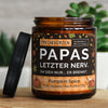 papas letzter nerv. oh sieh nur... er brennt.| https://frechekerzen.s3.eu-central-1.amazonaws.com/release/250ml+GROSS/eltern/papa/images/kuerbis/main-live.jpg FRECHEKERZEN, Witzige Sojawachs Duftkerze mit frechem Spruch und aufregendem Duft, ideal als lustiges handgemachtes Geschenk