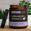 lesbians eat what?! | https://frechekerzen.s3.eu-central-1.amazonaws.com/release/250ml+GROSS/lgbtq/lesbian/images/laveis/main-live.jpg FRECHEKERZEN, Witzige Sojawachs Duftkerze mit frechem Spruch und aufregendem Duft, ideal als lustiges handgemachtes Geschenk