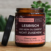 lesbisch und nein du darfst nicht zusehen! | https://frechekerzen.s3.eu-central-1.amazonaws.com/release/250ml+GROSS/lgbtq/lesbian/images/valenti/main-live.jpg FRECHEKERZEN, Witzige Sojawachs Duftkerze mit frechem Spruch und aufregendem Duft, ideal als lustiges handgemachtes Geschenk