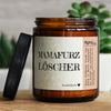 mamafurz löscher | sandel, Sandelholz, GLÜCKLICHT Kerze im Glas, Sojawachs Duftkerzen im Glas mit Spruch und aufregendem Duft, ideal als originelles, handgemachtes Geschenk