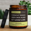 vorsicht bissig! aber der hund ist ganz lieb. | https://frechekerzen.s3.eu-central-1.amazonaws.com/release/250ml+GROSS/hunde/images/citrona/main-live.jpg FRECHEKERZEN, Witzige Sojawachs Duftkerze mit frechem Spruch und aufregendem Duft, ideal als lustiges handgemachtes Geschenk