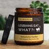 lesbians eat what?! | https://frechekerzen.s3.eu-central-1.amazonaws.com/release/250ml+GROSS/lgbtq/lesbian/images/vanille/main-live.jpg FRECHEKERZEN, Witzige Sojawachs Duftkerze mit frechem Spruch und aufregendem Duft, ideal als lustiges handgemachtes Geschenk