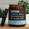 vorsicht bissig! aber der hund ist ganz lieb. | https://frechekerzen.s3.eu-central-1.amazonaws.com/release/250ml+GROSS/hunde/images/bubble/main-live.jpg FRECHEKERZEN, Witzige Sojawachs Duftkerze mit frechem Spruch und aufregendem Duft, ideal als lustiges handgemachtes Geschenk