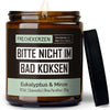 bitte nicht im bad 1 | https://frechekerzen.s3.eu-central-1.amazonaws.com/release/250ml+GROSS/deko/badezimmer/images/eukalyp/main-ob.jpg FRECHEKERZEN, Witzige Sojawachs Duftkerze mit frechem Spruch und aufregendem Duft, ideal als lustiges handgemachtes Geschenk