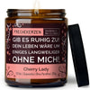 gib es ruhig zu! dein leben wäre um einiges langweiliger ohne mich! | https://frechekerzen.s3.eu-central-1.amazonaws.com/release/250ml+GROSS/partner/images/valenti/main-ob.jpg FRECHEKERZEN, Witzige Sojawachs Duftkerze mit frechem Spruch und aufregendem Duft, ideal als lustiges handgemachtes Geschenk