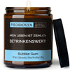 mein leben ist ziemlich betrinkenswert! | https://frechekerzen.s3.eu-central-1.amazonaws.com/release/250ml+GROSS/alkohol/images/bubble/main-ob.jpg FRECHEKERZEN, Witzige Sojawachs Duftkerze mit frechem Spruch und aufregendem Duft, ideal als lustiges handgemachtes Geschenk
