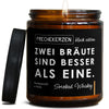 zwei bräute sind besser als eine. | lgbtq/lesbian/zwei-braeute-8871978/images/whiskey/main-ob.jpg FRECHEKERZEN, Witzige Sojawachs Duftkerze mit frechem Spruch und aufregendem Duft, ideal als lustiges handgemachtes Geschenk