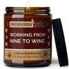 Duftkerze mit Spruch | working from nine to wine.