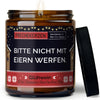 bitte nicht mit eiern werfen. | https://frechekerzen.s3.eu-central-1.amazonaws.com/release/250ml+GROSS/ostern/images/gluwein/main-ob.jpg FRECHEKERZEN, Witzige Sojawachs Duftkerze mit frechem Spruch und aufregendem Duft, ideal als lustiges handgemachtes Geschenk
