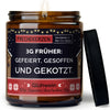 3g früher: gefeiert, gesoffen und gekotzt. | https://frechekerzen.s3.eu-central-1.amazonaws.com/release/250ml+GROSS/alkohol/images/gluwein/main-ob.jpg FRECHEKERZEN, Witzige Sojawachs Duftkerze mit frechem Spruch und aufregendem Duft, ideal als lustiges handgemachtes Geschenk
