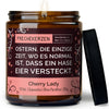 ostern. die einzige zeit, wo es normal ist, dass ein hase eier versteckt. | https://frechekerzen.s3.eu-central-1.amazonaws.com/release/250ml+GROSS/ostern/images/valenti/main-ob.jpg FRECHEKERZEN, Witzige Sojawachs Duftkerze mit frechem Spruch und aufregendem Duft, ideal als lustiges handgemachtes Geschenk