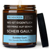 wo ist eigentlich der prinz auf seinem scheiß gaul?! | https://frechekerzen.s3.eu-central-1.amazonaws.com/release/250ml+GROSS/singles/images/bubble/main-ob.jpg FRECHEKERZEN, Witzige Sojawachs Duftkerze mit frechem Spruch und aufregendem Duft, ideal als lustiges handgemachtes Geschenk
