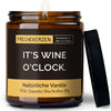 it's wine o'clock. | https://frechekerzen.s3.eu-central-1.amazonaws.com/release/250ml+GROSS/wein/images/vanille/main-ob.jpg FRECHEKERZEN, Witzige Sojawachs Duftkerze mit frechem Spruch und aufregendem Duft, ideal als lustiges handgemachtes Geschenk