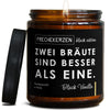 zwei bräute sind besser als eine. | lgbtq/lesbian/zwei-braeute-8871978/images/blackva/main-ob.jpg FRECHEKERZEN, Witzige Sojawachs Duftkerze mit frechem Spruch und aufregendem Duft, ideal als lustiges handgemachtes Geschenk