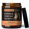 irgendwas stimmt mit hasi nicht. | https://frechekerzen.s3.eu-central-1.amazonaws.com/release/250ml+GROSS/partner/images/apfelzi/main-ob.jpg FRECHEKERZEN, Witzige Sojawachs Duftkerze mit frechem Spruch und aufregendem Duft, ideal als lustiges handgemachtes Geschenk