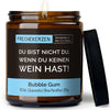 du bist nicht du, wenn du keinen wein hast! | https://frechekerzen.s3.eu-central-1.amazonaws.com/release/250ml+GROSS/wein/images/bubble/main-ob.jpg FRECHEKERZEN, Witzige Sojawachs Duftkerze mit frechem Spruch und aufregendem Duft, ideal als lustiges handgemachtes Geschenk