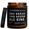 zwei bräute sind besser als eine. | lgbtq/lesbian/zwei-braeute-8871978/images/laveis/main-ob.jpg FRECHEKERZEN, Witzige Sojawachs Duftkerze mit frechem Spruch und aufregendem Duft, ideal als lustiges handgemachtes Geschenk
