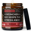 a weinchen a day keeps the stress away. | https://frechekerzen.s3.eu-central-1.amazonaws.com/release/250ml+GROSS/wein/images/gluwein/main-ob.jpg FRECHEKERZEN, Witzige Sojawachs Duftkerze mit frechem Spruch und aufregendem Duft, ideal als lustiges handgemachtes Geschenk
