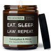 eat. sleep. law. repeat. | https://frechekerzen.s3.eu-central-1.amazonaws.com/release/250ml+GROSS/berufe/anwalt/images/eukalyp/main-ob.jpg FRECHEKERZEN, Witzige Sojawachs Duftkerze mit frechem Spruch und aufregendem Duft, ideal als lustiges handgemachtes Geschenk