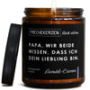 papa, wir beide wissen, dass ich dein liebling bin. | eltern/papa/papa-wir-bei-2555664/images/laveis/main-ob.jpg FRECHEKERZEN, Witzige Sojawachs Duftkerze mit frechem Spruch und aufregendem Duft, ideal als lustiges handgemachtes Geschenk