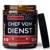 chef vom dienst | https://frechekerzen.s3.eu-central-1.amazonaws.com/release/250ml+GROSS/eltern/papa/images/gluwein/main-ob.jpg FRECHEKERZEN, Witzige Sojawachs Duftkerze mit frechem Spruch und aufregendem Duft, ideal als lustiges handgemachtes Geschenk
