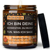ich bin deine schwester, du musst tun, was ich sage. | https://frechekerzen.s3.eu-central-1.amazonaws.com/release/250ml+GROSS/geschwister/images/kuerbis/main-ob.jpg FRECHEKERZEN, Witzige Sojawachs Duftkerze mit frechem Spruch und aufregendem Duft, ideal als lustiges handgemachtes Geschenk