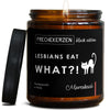 lesbians eat what?! | lgbtq/lesbian/lesbians-eat-1724273/images/marrake/main-ob.jpg FRECHEKERZEN, Witzige Sojawachs Duftkerze mit frechem Spruch und aufregendem Duft, ideal als lustiges handgemachtes Geschenk