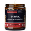 sorry, hab nicht zugehört. | https://frechekerzen.s3.eu-central-1.amazonaws.com/release/250ml+GROSS/anti-social/images/gluwein/main-od.jpg FRECHEKERZEN, Witzige Sojawachs Duftkerze mit frechem Spruch und aufregendem Duft, ideal als lustiges handgemachtes Geschenk