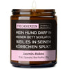 mein hund darf in meinem bett schlafen, weil es in seinem körbchen spukt. | https://frechekerzen.s3.eu-central-1.amazonaws.com/release/250ml+GROSS/hunde/images/cocojas/main-od.jpg FRECHEKERZEN, Witzige Sojawachs Duftkerze mit frechem Spruch und aufregendem Duft, ideal als lustiges handgemachtes Geschenk